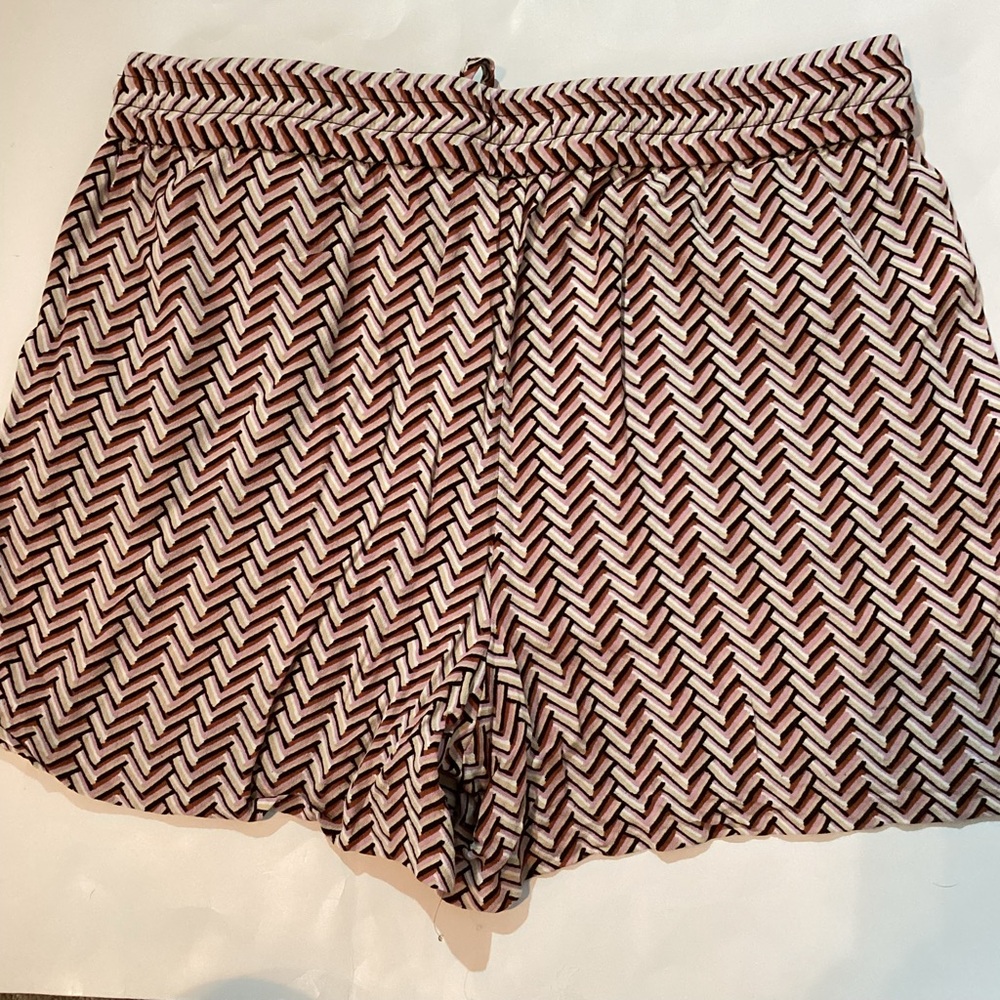 LOFT chevron pull on shorts,elastic/tie waist,pockets,3 1/2”inseam,loose&flowy,M